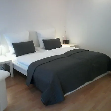 Mitten In Der Innenstadt, Genial! لبسيا